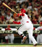 ７回広島１死一・二塁、右中間に３ランを放つ広島・鈴木誠也＝マツダスタジアム（撮影・高部洋祐）