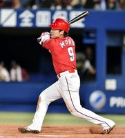 ９回、勝ち越しソロを放つ丸（撮影・佐々木彰尚）