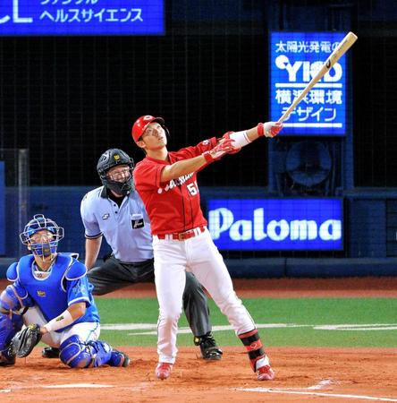 　８回、同点ソロを放つ鈴木（撮影・西岡正）