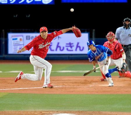 　７回、桑原の遊ゴロに飛びつく黒田（撮影・西岡正）