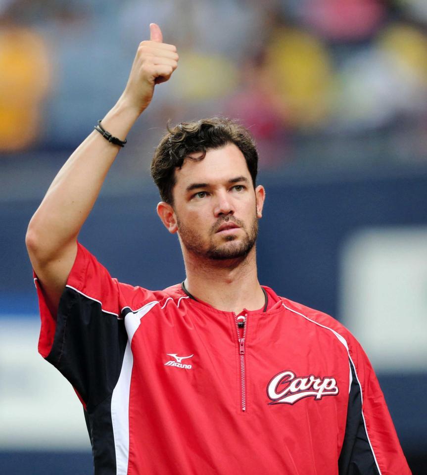 　勝利投手となり、サムアップポーズを見せるジョンソン　