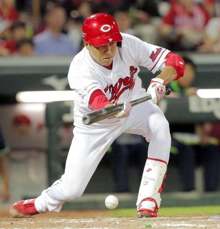 ４回、先制のスクイズバントを決める黒田（撮影・吉澤敬太）