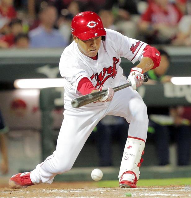 広島の先発、黒田がスクイズで先制点