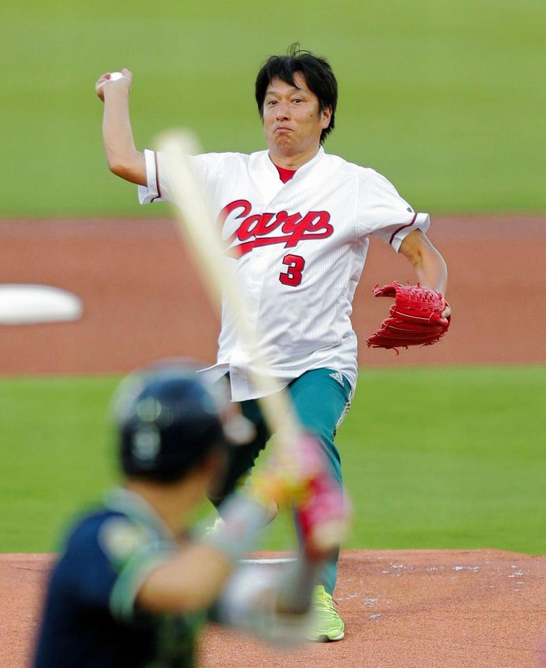 始球式を行う青山学院大陸上競技部の原晋監督＝マツダスタジアム（撮影・吉澤敬太）