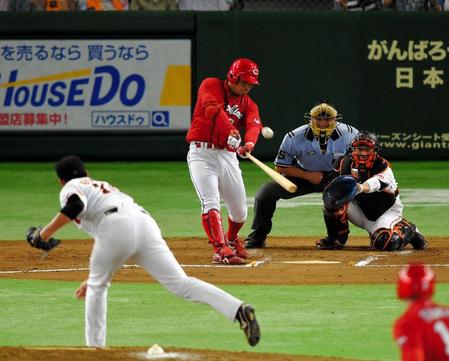 ６回、田中が同点の適時二塁打を放つ。投手は菅野