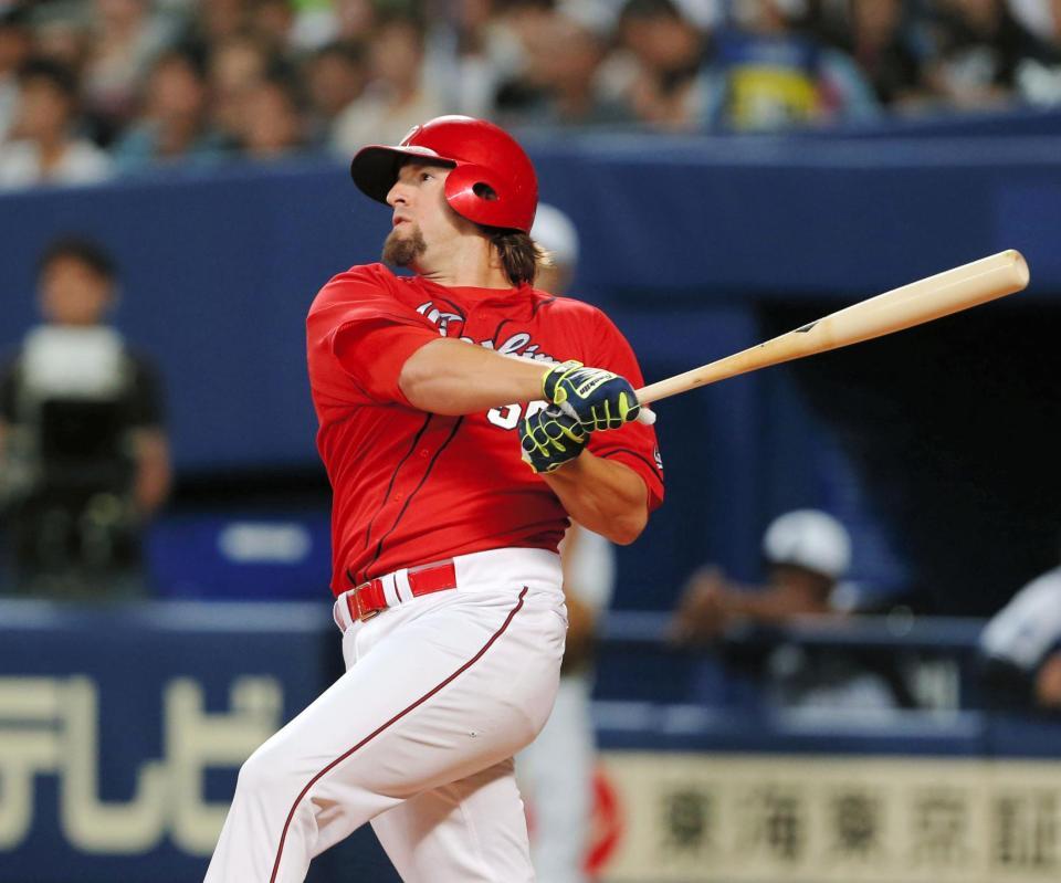 先制適時打を放つ広島・エルドレッド＝ナゴヤドーム（撮影・高部洋祐）