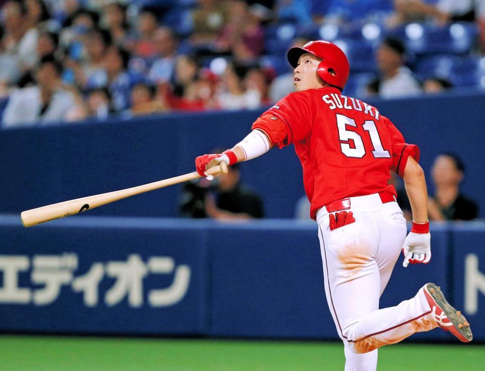 　延長１０回、ソロを放つ鈴木（撮影・高部洋祐）