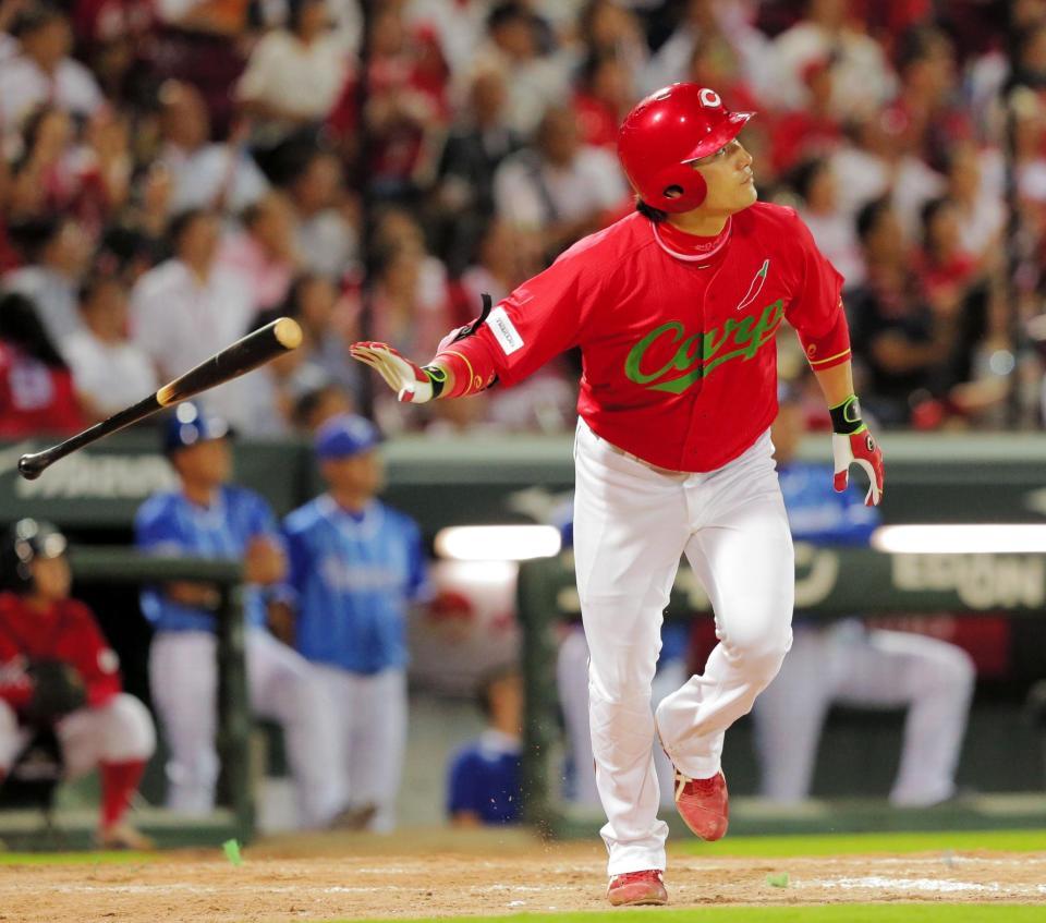 ５回広島１死三塁、丸佳浩は中越えに適時打三塁打を放つ＝マツダスタジアム（撮影・吉澤敬太）