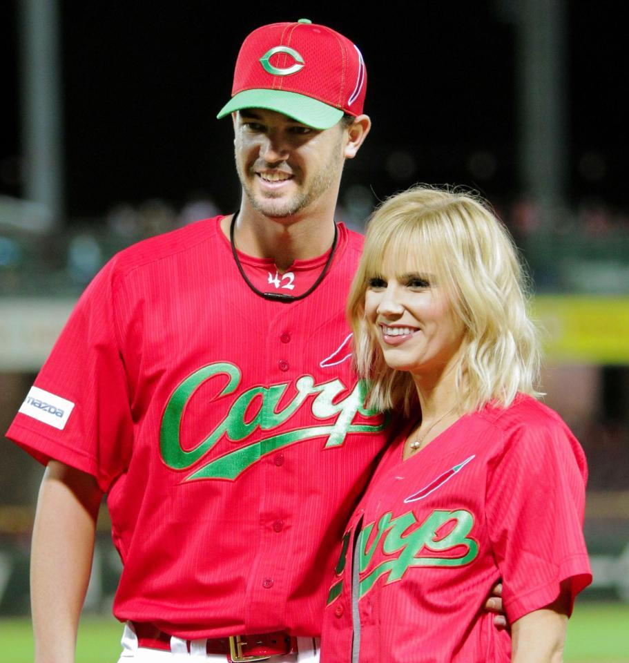 試合後、カーリン夫人（右）と笑顔で記念撮影する広島のクリス・ジョンソン＝マツダスタジアム（撮影・吉澤敬太）