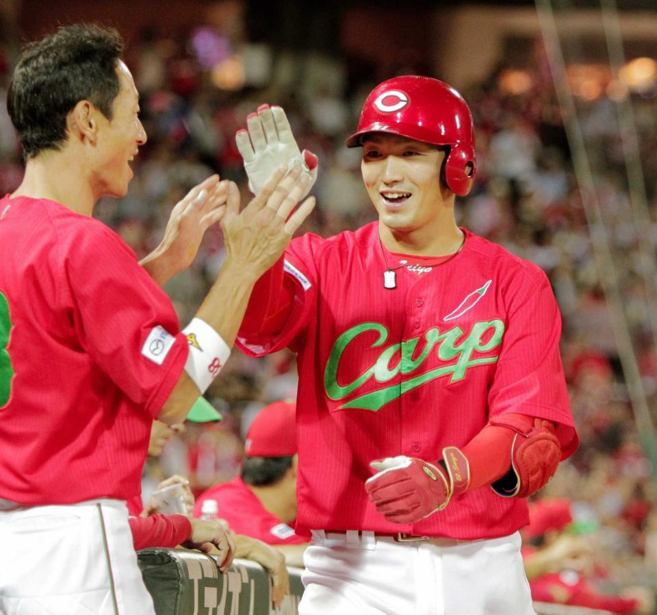 　６回、ソロを放ち、ナインとタッチを交わす鈴木（撮影・吉澤敬太）