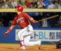 ５回、新井が左越えに逆転３ランを放つ