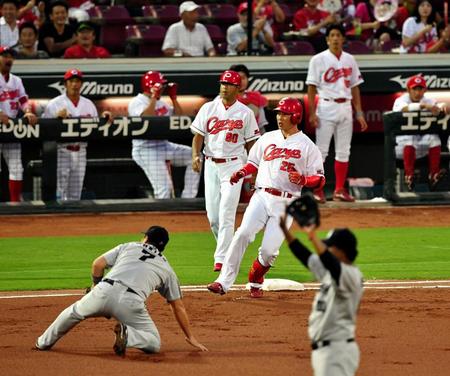 中日・森野将彦（左手前）のトンネルで先制点を奪った広島・新井貴浩（右）＝マツダスタジアム（撮影・出月俊成）
