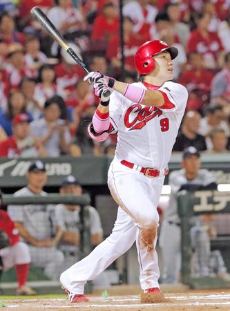 ６回、ソロを放つ丸（撮影・吉澤敬太）