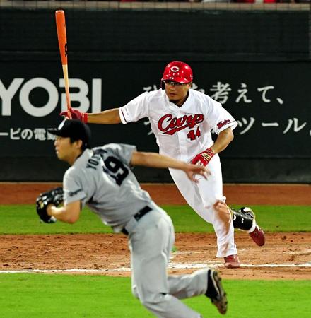 ６回広島１死一、二塁、右前適時打を放つ広島・松山竜平＝マツダスタジアム（撮影・出月俊成）