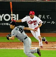 ６回広島１死一、二塁、右前適時打を放つ広島・松山竜平＝マツダスタジアム（撮影・出月俊成）