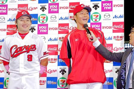 　お立ち台で「最高でーす！」と叫ぶ薮田（右）と丸（撮影・吉澤敬太）