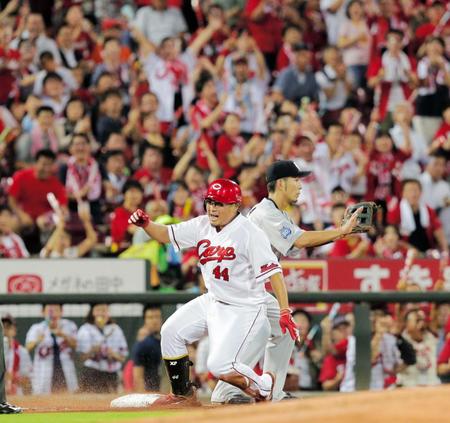 　２回、松山は中越えに三塁打を放つ