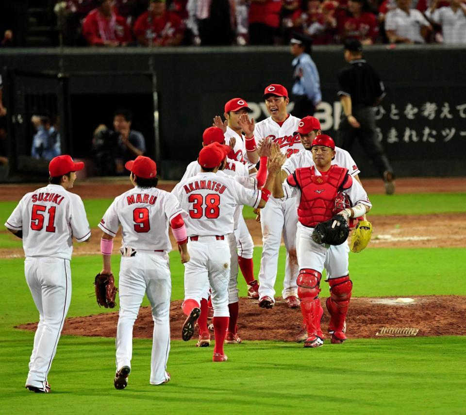 ついにＭ１とし、歓喜の輪を作るカープナイン＝マツダスタジアム