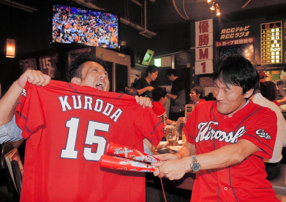 優勝は持ち越しとなるも「胴上げ投手は黒田！！」と巨人戦に向け気合を入れる広島ファン＝Ｂｉｇ-Ｐｉｇ神田カープ本店（撮影・堀内翔）