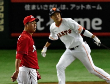 １回巨人、坂本（右）に先制２ランを浴びた広島・黒田＝東京ドーム（撮影・出月俊成）