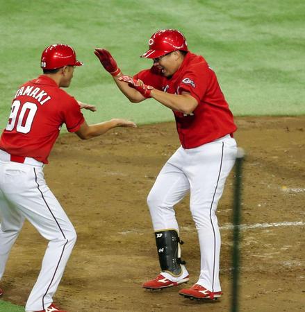 ４回、勝ち越しソロを放ち生還する松山（右）＝東京ドーム