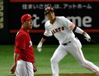 １回巨人、坂本（右）に先制２ランを浴びた広島・黒田＝東京ドーム（撮影・出月俊成）