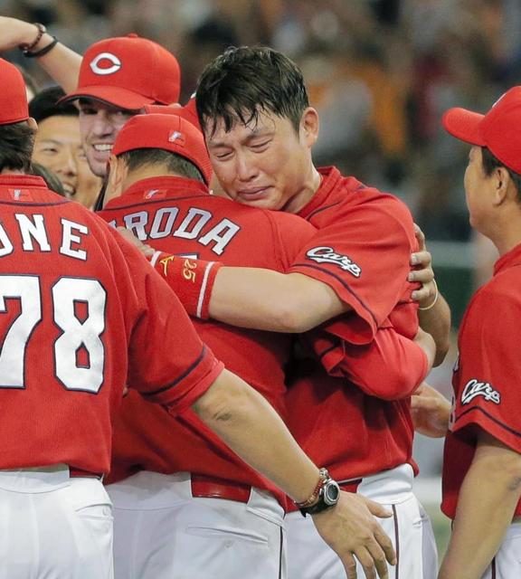 新井、黒田の涙に「僕も一気にきました」 チームを変えた2人の