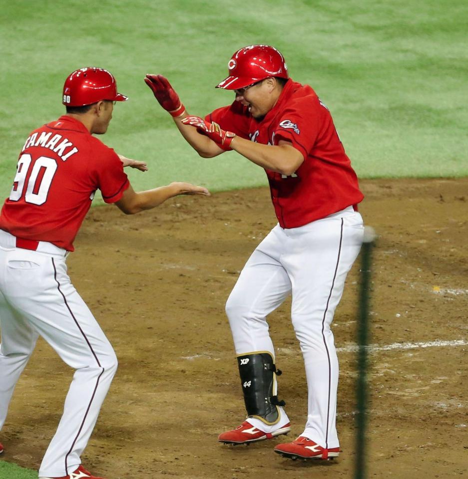 ４回、勝ち越しソロを放ち生還する松山（右）＝東京ドーム