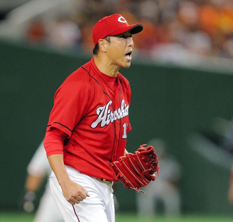 ６回、村田を三振に仕留め、ほえる黒田＝東京ドーム