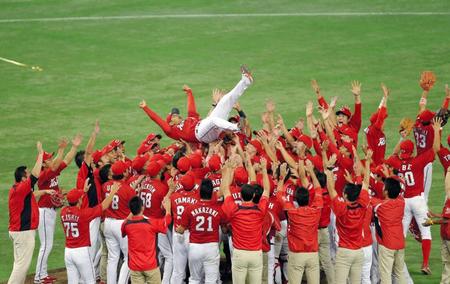 　優勝を決め胴上げされる緒方監督（撮影・高部洋祐）