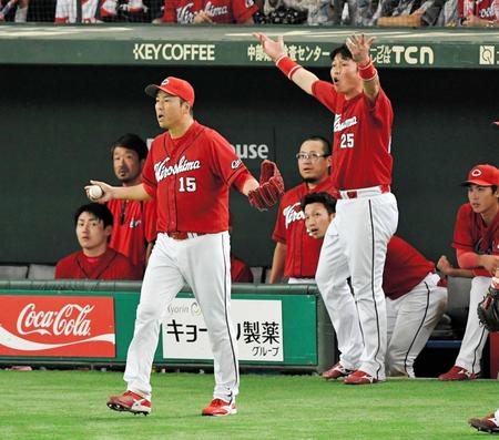 　４回、安部に死球を与えたマイコラスに激高する黒田（左）と新井