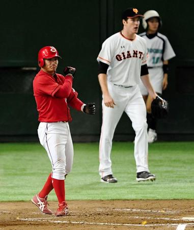 　３回、坂本の失策で生還しガッツポーズする田中