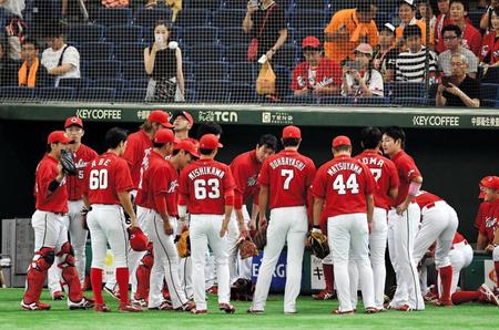 試合前に円陣を組む広島ナイン＝東京ドーム（撮影・棚橋慶太）