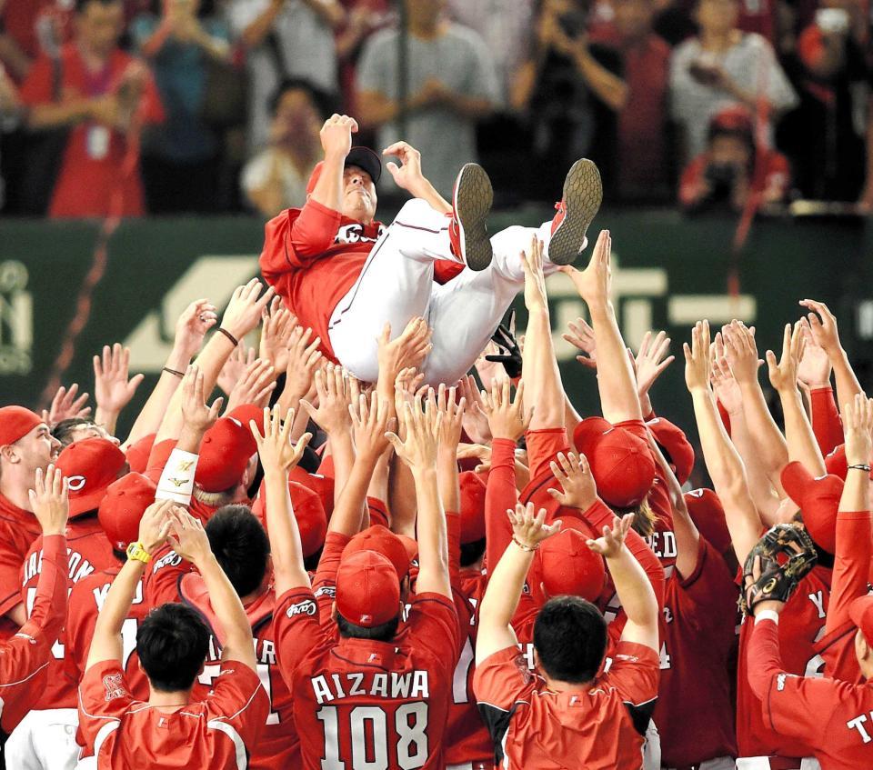 　ナインに胴上げされ感極まる黒田（撮影・棚橋慶太）