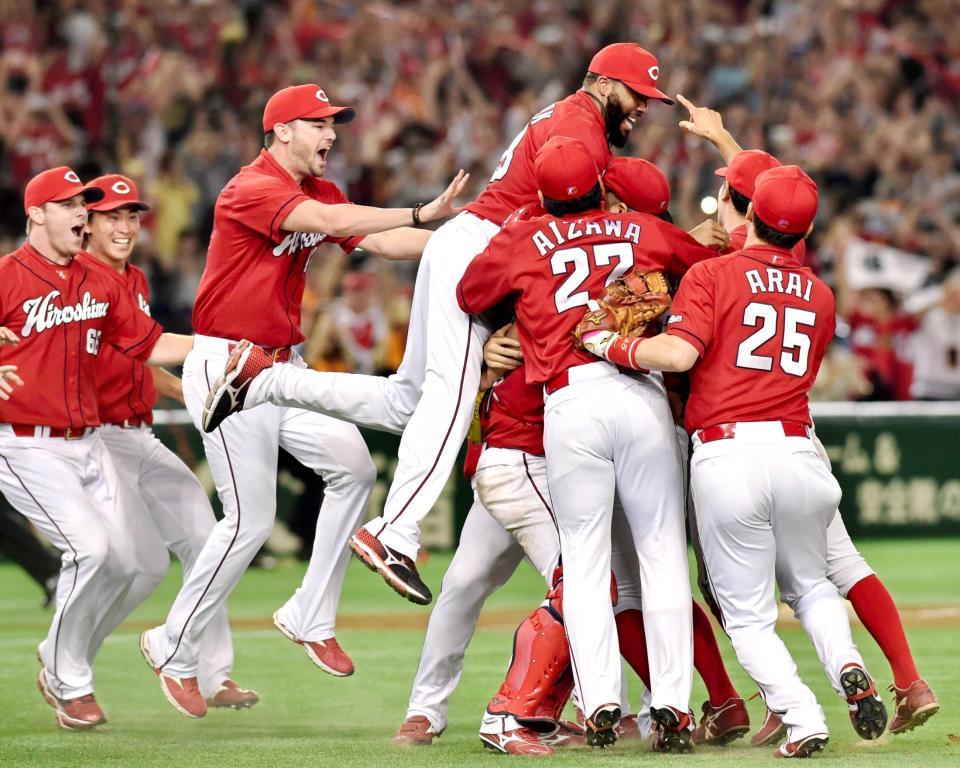 　歓喜の輪に飛び込むジョンソン（左）