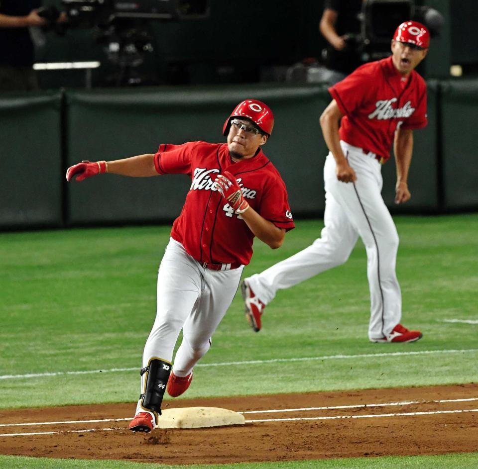　４回、勝ち越しのソロを放ち一塁を回る松山（撮影・出月俊成）
