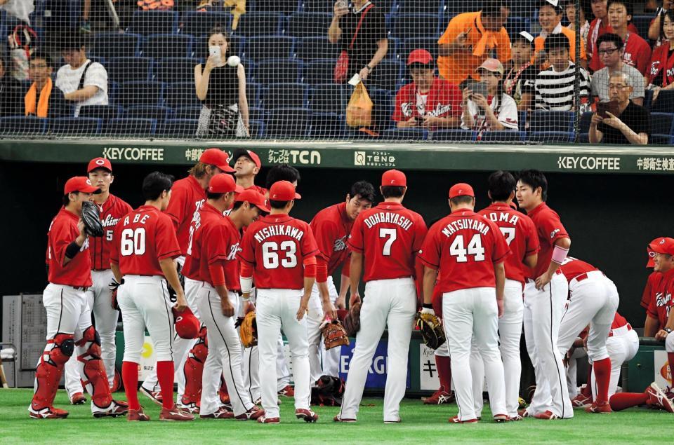 試合前に円陣を組む広島ナイン＝東京ドーム（撮影・棚橋慶太）