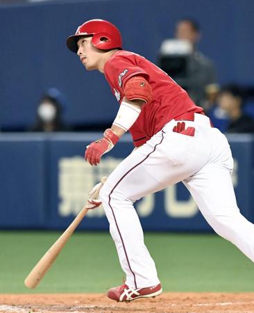 　５回広島２死二塁、鈴木が左越えに適時二塁打を放つ＝ナゴヤドーム