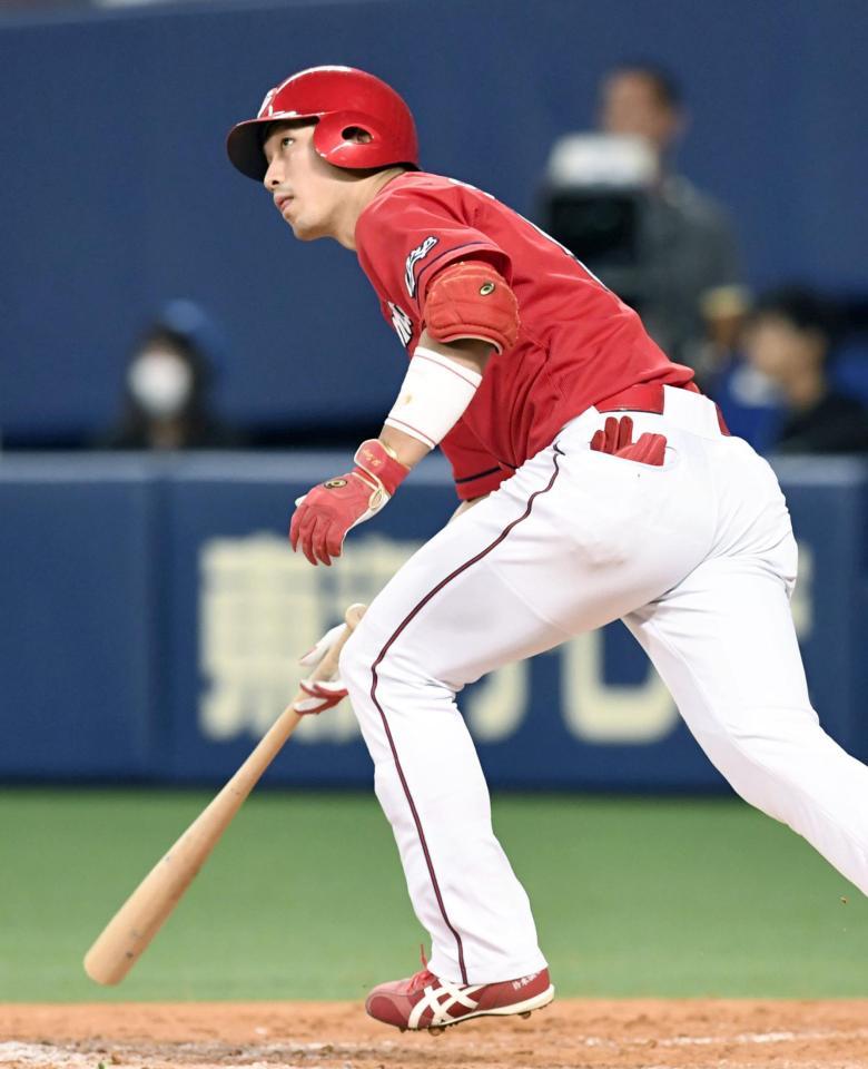 　５回広島２死二塁、鈴木が左越えに適時二塁打を放つ＝ナゴヤドーム