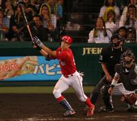 ８回広島、勝ち越し適時打を放つ安部＝甲子園（撮影・飯室逸平）