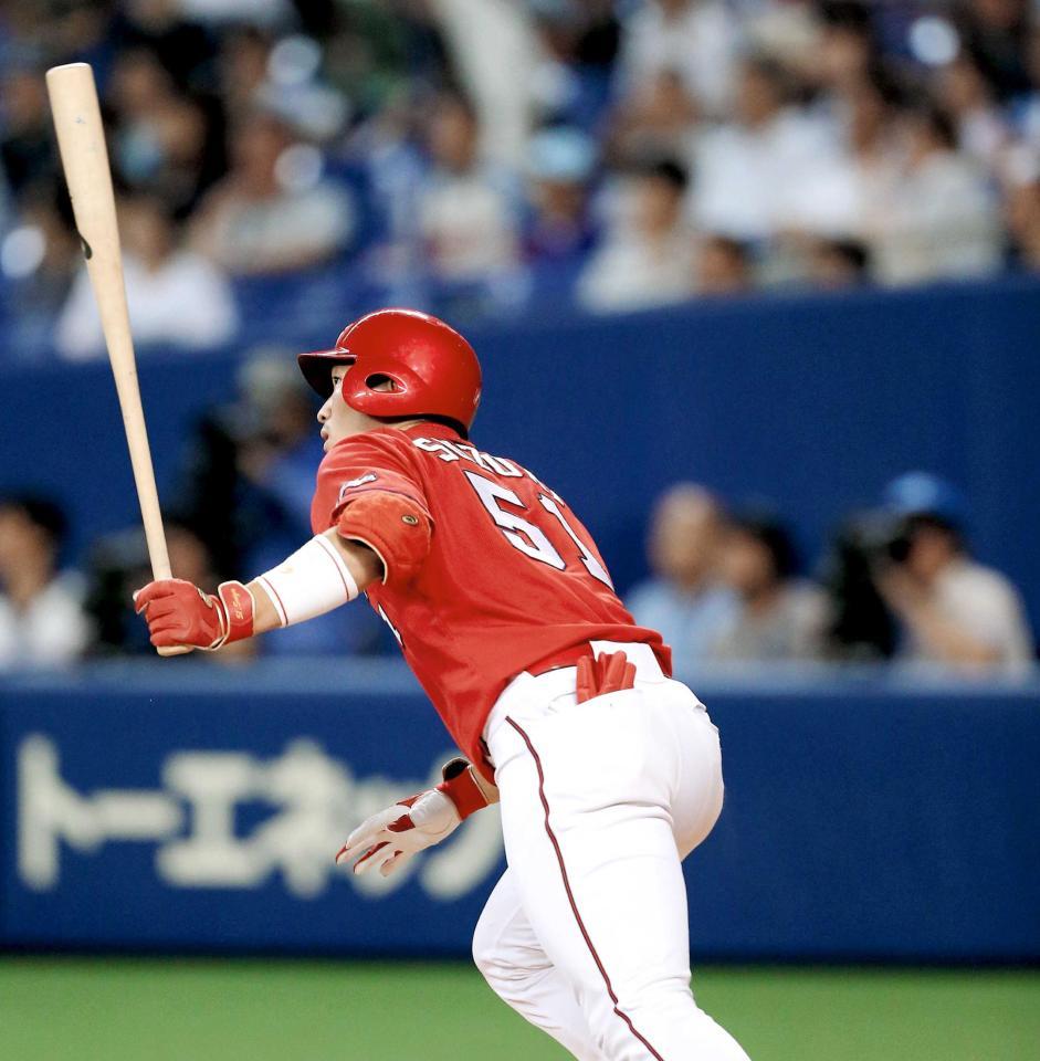 　４回、中前打を放つ鈴木（撮影・北村雅宏）