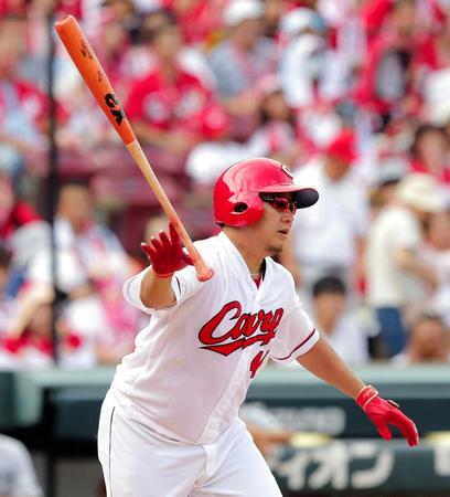 ４回広島１死一、三塁、松山竜平は右前に適時打を放つ＝マツダスタジアム（撮影・吉澤敬太）