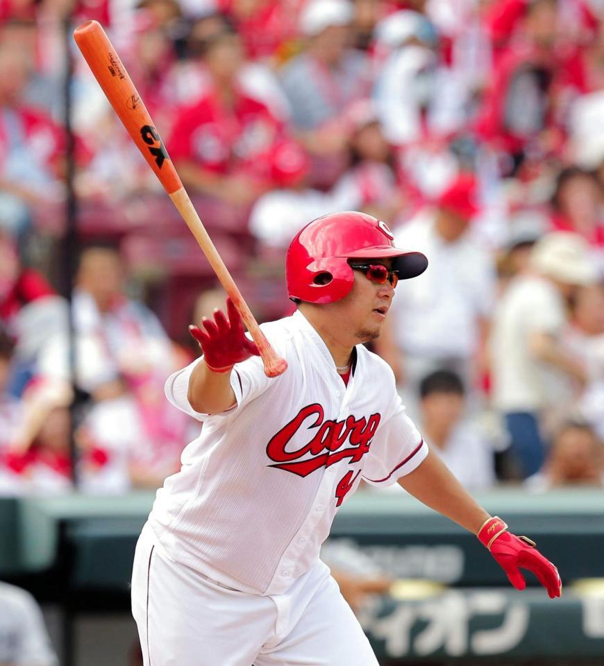 ４回広島１死一、三塁、松山竜平は右前に適時打を放つ＝マツダスタジアム（撮影・吉澤敬太）