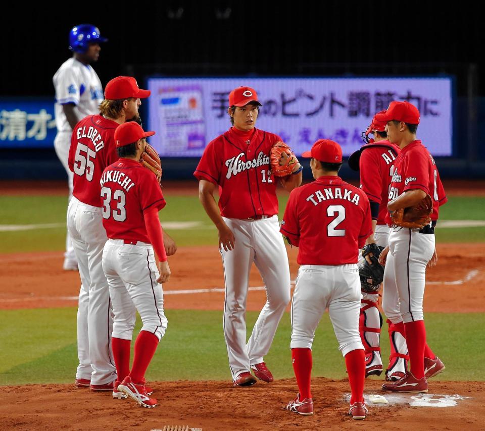 ６回にこの試合初安打を打たれマウンドに集まる広島・九里ら（中央）＝横浜スタジアム（撮影・堀内翔）