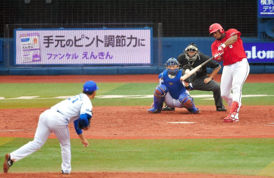 　５回、ソロを放つルナ。投手・今永（撮影・堀内翔）