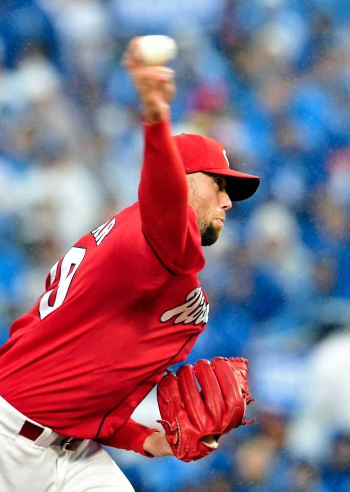 　８回、好投するデラバー（撮影・佐々木彰尚）