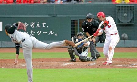 　９回、藤浪からソロを放つ鈴木（撮影・田中太一）