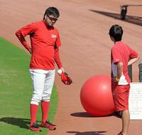 腰を触りながら三浦真治トレーナー（右）と話し合う広島・中崎翔太＝マツダスタジアム（撮影・吉澤敬太）