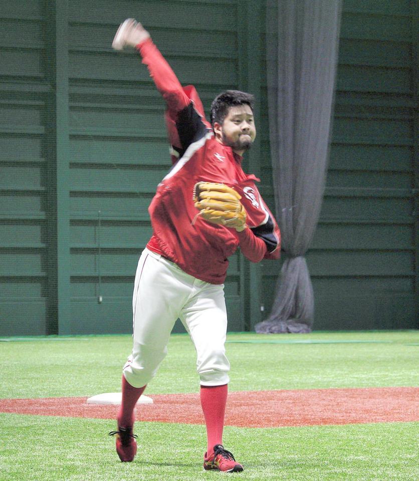 　出場選手登録を抹消後、初めてキャッチボールを再開した中崎