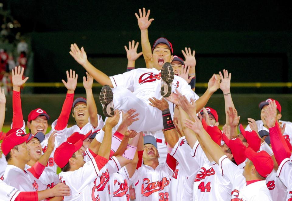 　ナインから胴上げされる倉